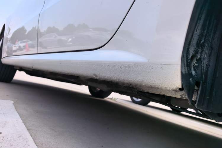 Used Volkswagen Gran Lavida 2013 1.4 TSI Automatic Comfort Model Left Side Sill
