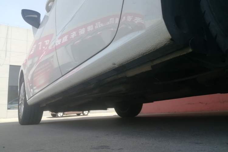Used Volkswagen Gran Lavida 2013 1.4 TSI Automatic Comfort Model Left Side Sill