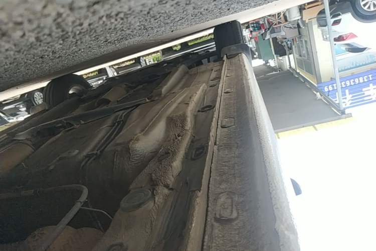 Used Volkswagen Gran Lavida 2013 1.6L Automatic Fashion Model Left Side Sill