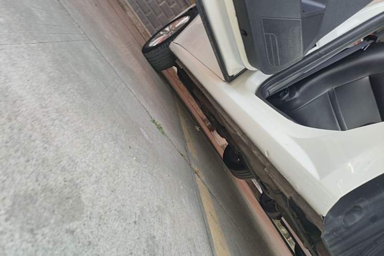 Used Volkswagen Gran Lavida 2013 1.6L Manual Comfort Model Left Side Sill