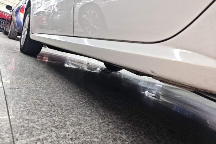Used Volkswagen Gran Lavida 2013 1.6L Automatic Fashion Model Left Side Sill