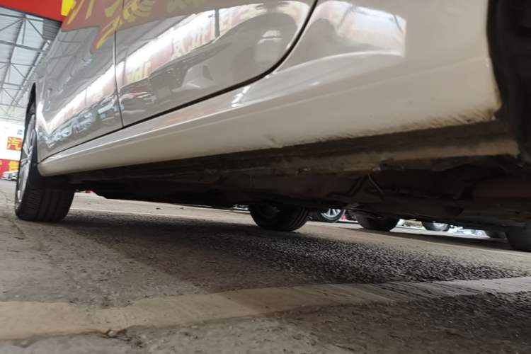 Used Volkswagen Gran Lavida 2013 1.6L Automatic Comfort Model Left Side Sill