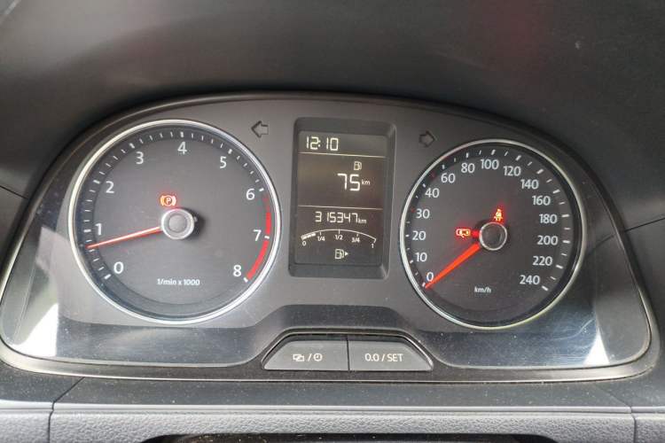 Used Volkswagen Gran Lavida 2013 1.6L Manual Comfort Model Odometer Close Up
