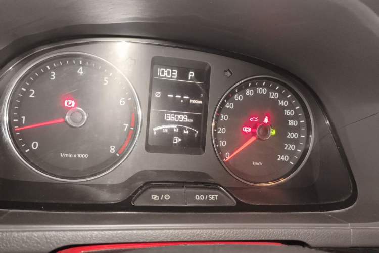 Used Volkswagen Gran Lavida 2013 1.4 TSI Automatic Comfort Model Odometer Close Up
