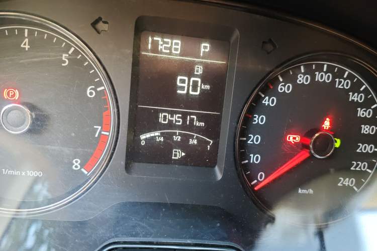 Used Volkswagen Gran Lavida 2013 1.6L Automatic Fashion Model Odometer Close Up