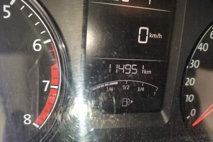 Used Volkswagen Gran Lavida 2013 1.6L Automatic Fashion Model Odometer Close Up