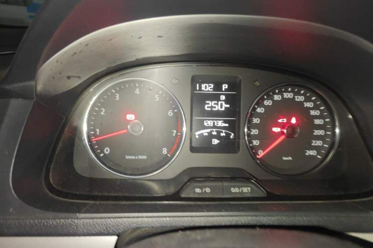 Used Volkswagen Gran Lavida 2013 1.4 TSI Automatic Comfort Model Odometer Close Up