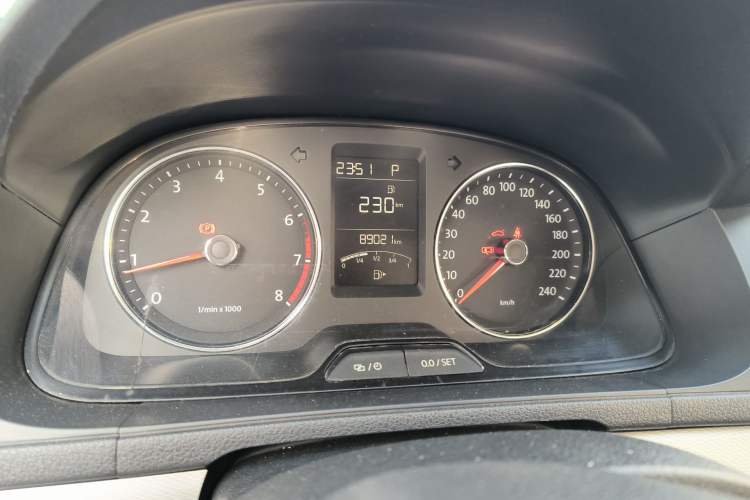 Used Volkswagen Gran Lavida 2013 1.6L Automatic Comfort Model Odometer Close Up