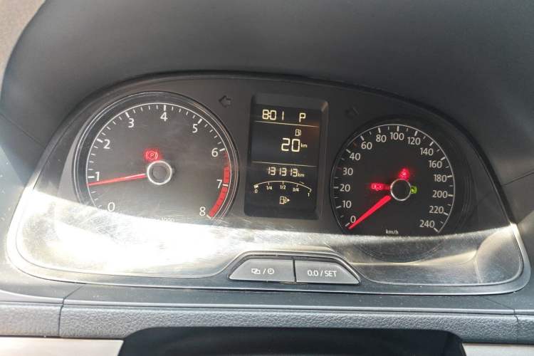 Used Volkswagen Gran Lavida 2013 1.6L Automatic Fashion Model Odometer Close Up