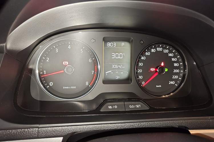 Used Volkswagen Gran Lavida 2013 1.6L Automatic Comfort Model Odometer Close Up