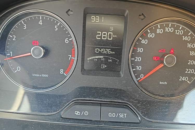 Used Volkswagen Gran Lavida 2013 1.6L Manual Fashion Model Odometer Close Up