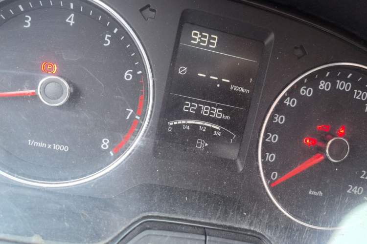 Used Volkswagen Gran Lavida 2013 1.4 TSI Manual Comfort Model Odometer Close Up