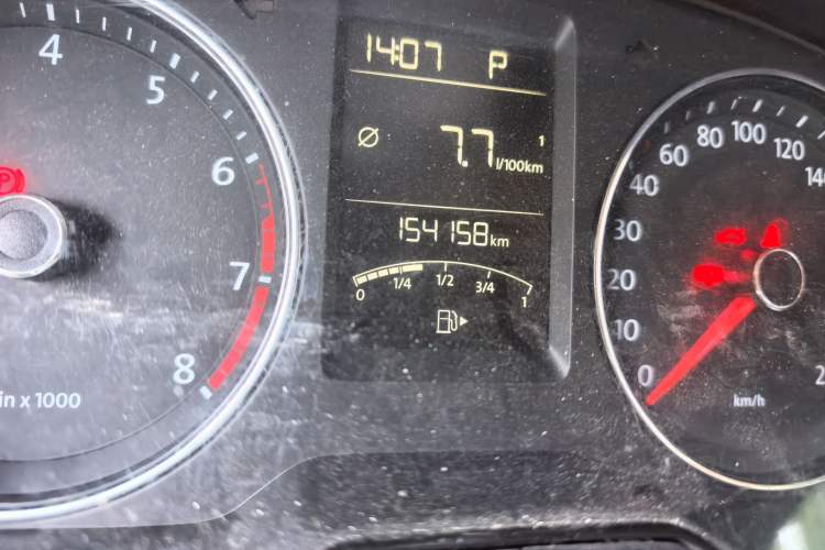 Used Volkswagen Gran Lavida 2013 1.6L Automatic Comfort Model Odometer Close Up