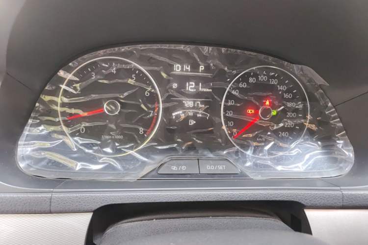 Used Volkswagen Gran Lavida 2013 1.6L Automatic Comfort Model Odometer Close Up
