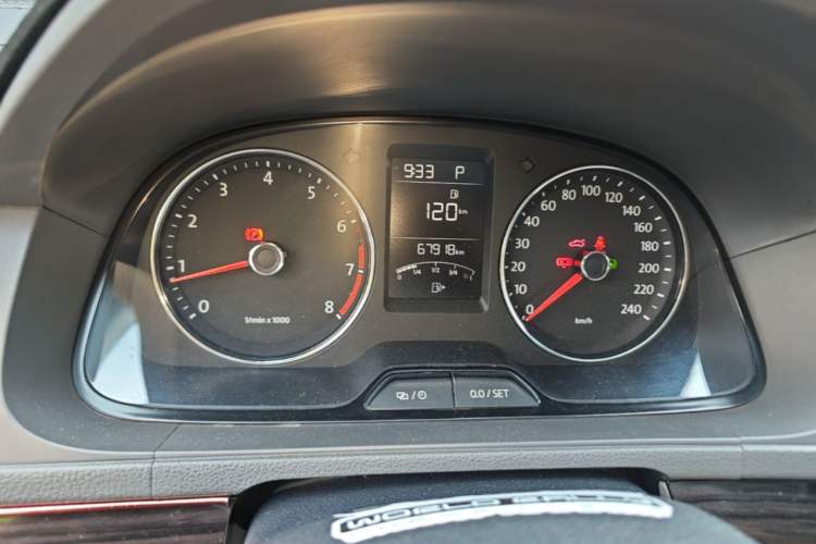 Used Volkswagen Gran Lavida 2013 1.6L Automatic Comfort Model Odometer Close Up