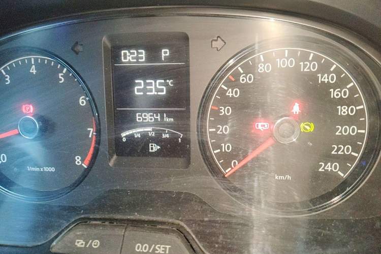 Used Volkswagen Gran Lavida 2013 1.6L Automatic Fashion Model Odometer Close Up