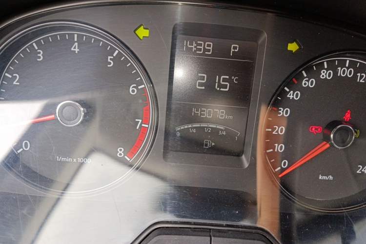 Used Volkswagen Gran Lavida 2013 1.6L Automatic Fashion Model Odometer Close Up