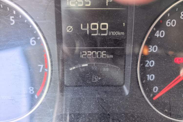 Used Volkswagen Gran Lavida 2013 1.6L Automatic Comfort Model Odometer Close Up
