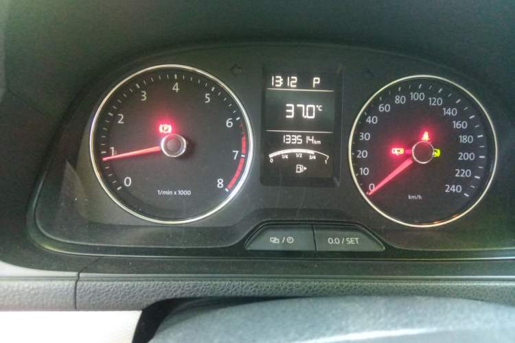 Used Volkswagen Gran Lavida 2013 1.4 TSI Automatic Comfort Model Odometer Close Up