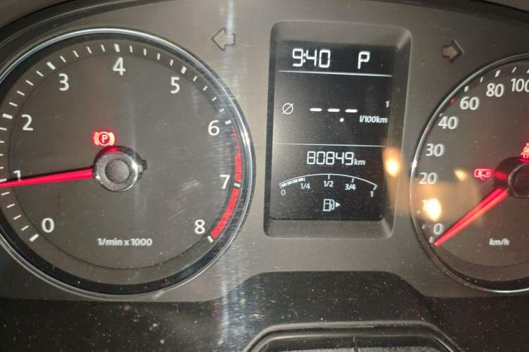 Used Volkswagen Gran Lavida 2013 1.6L Automatic Comfort Model Odometer Close Up