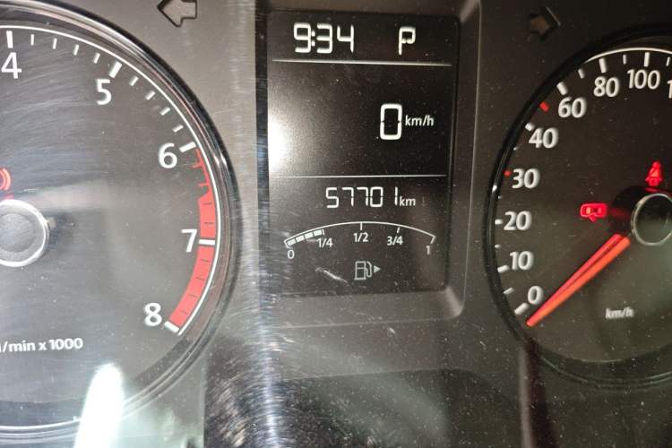 Used Volkswagen Gran Lavida 2013 1.6L Automatic Fashion Model Odometer Close Up