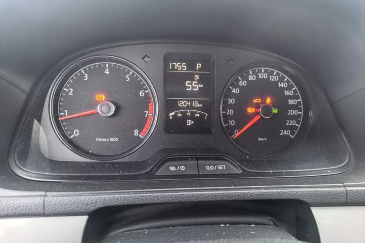 Used Volkswagen Gran Lavida 2013 1.6L Automatic Fashion Model Odometer Close Up