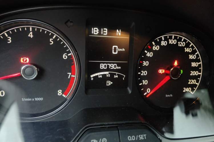 Used Volkswagen Gran Lavida 2013 1.6L Automatic Fashion Model Odometer Close Up