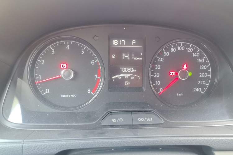 Used Volkswagen Gran Lavida 2013 1.6L Automatic Fashion Model Odometer Close Up