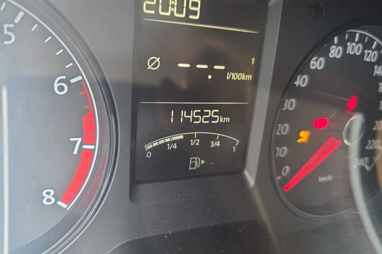 Used Volkswagen Gran Lavida 2013 1.6L Manual Fashion Model Odometer Close Up
