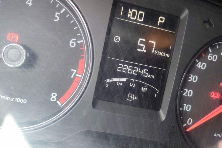 Used Volkswagen Gran Lavida 2013 1.6L Automatic Fashion Model Odometer Close Up