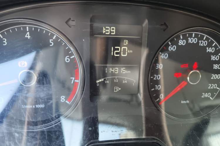 Used Volkswagen Gran Lavida 2013 1.6L Manual Fashion Model Odometer Close Up