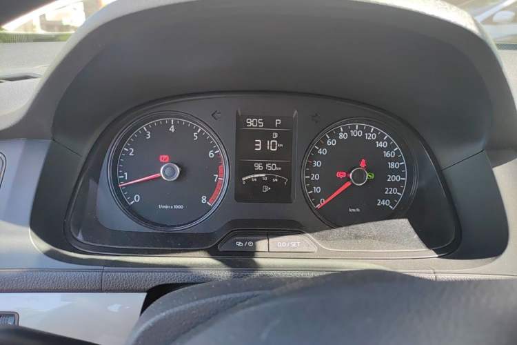 Used Volkswagen Gran Lavida 2013 1.6L Automatic Fashion Model Odometer Close Up
