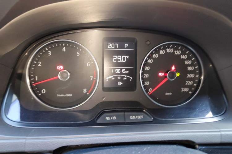 Used Volkswagen Gran Lavida 2013 1.4 TSI Automatic Comfort Model Odometer Close Up