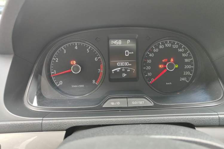 Used Volkswagen Gran Lavida 2013 1.6L Automatic Fashion Model Odometer Close Up