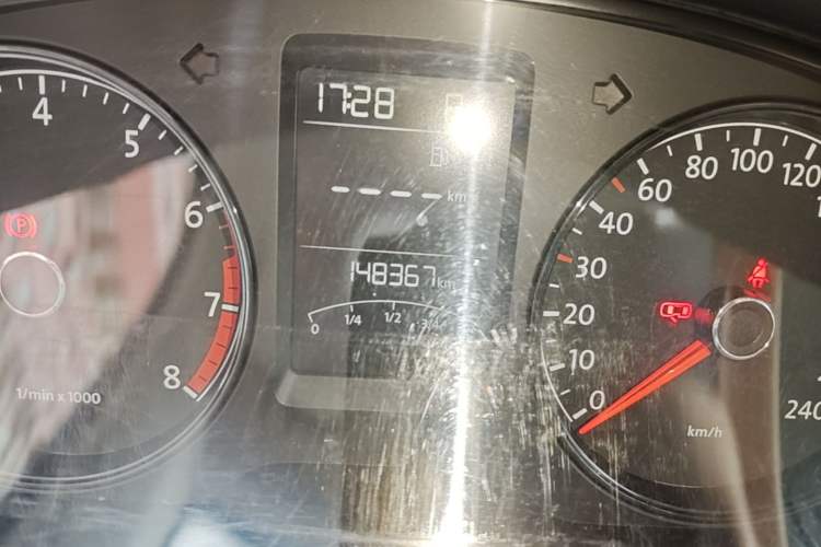 Used Volkswagen Gran Lavida 2013 1.6L Automatic Fashion Model Odometer Close Up