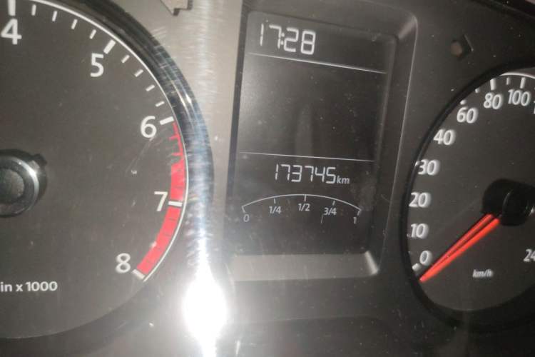 Used Volkswagen Gran Lavida 2013 1.6L Manual Fashion Model Odometer Close Up