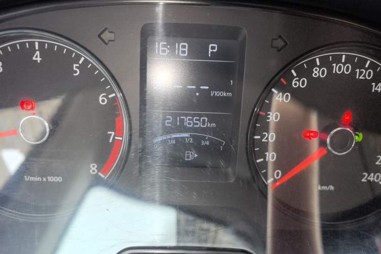 Used Volkswagen Gran Lavida 2013 1.6L Automatic Fashion Model Odometer Close Up