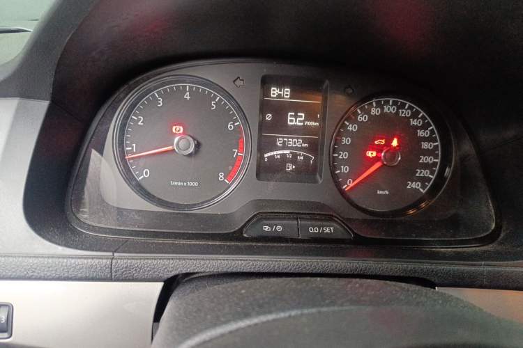 Used Volkswagen Gran Lavida 2013 1.6L Manual Fashion Model Odometer Close Up