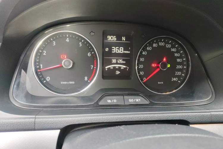 Used Volkswagen Gran Lavida 2013 1.6L Automatic Comfort Model Odometer Close Up