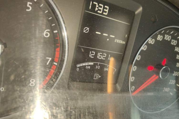 Used Volkswagen Gran Lavida 2013 1.6L Manual Comfort Model Odometer Close Up