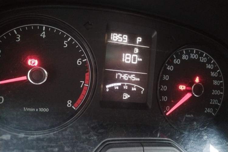 Used Volkswagen Gran Lavida 2013 1.6L Automatic Fashion Model Odometer Close Up