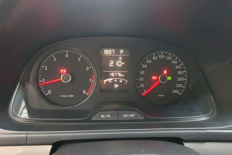 Used Volkswagen Gran Lavida 2013 1.6L Automatic Fashion Model Odometer Close Up
