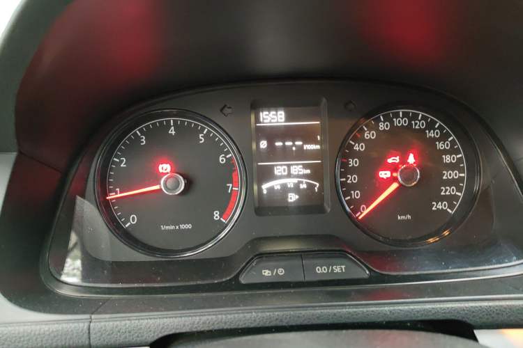 Used Volkswagen Gran Lavida 2013 1.6L Manual Fashion Model Odometer Close Up