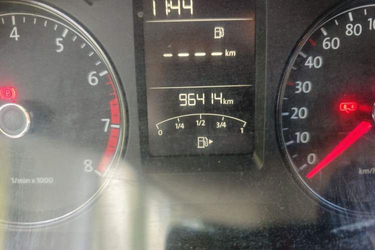 Used Volkswagen Gran Lavida 2013 1.6L Manual Fashion Model Odometer Close Up