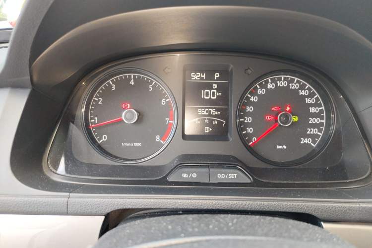 Used Volkswagen Gran Lavida 2013 1.6L Automatic Fashion Model Odometer Close Up