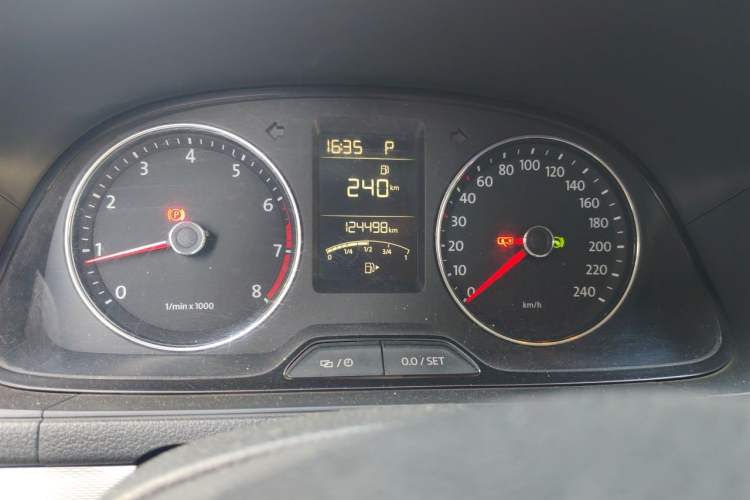 Used Volkswagen Gran Lavida 2013 1.4 TSI Automatic Comfort Model Odometer Close Up