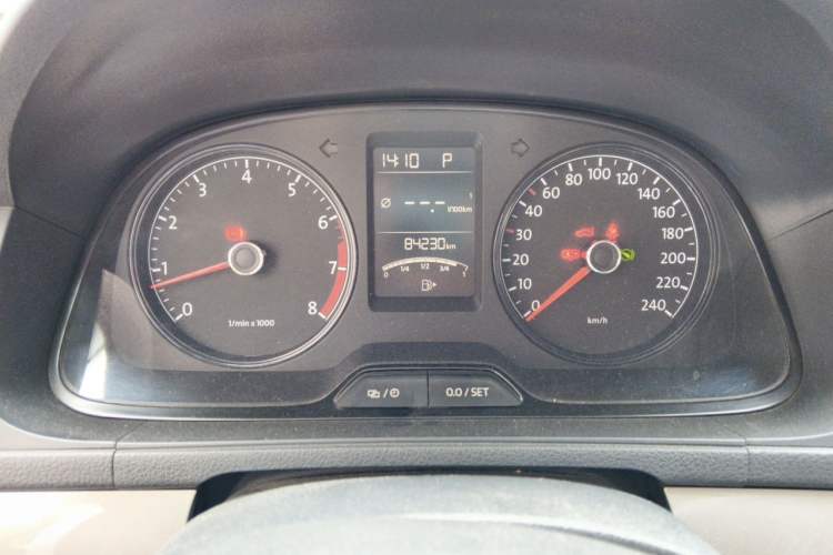 Used Volkswagen Gran Lavida 2013 1.6L Automatic Fashion Model Odometer Close Up