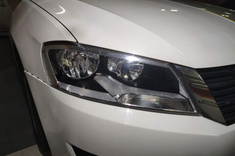Used Volkswagen Gran Lavida 2013 1.6L Automatic Fashion Model Right Front Headlight