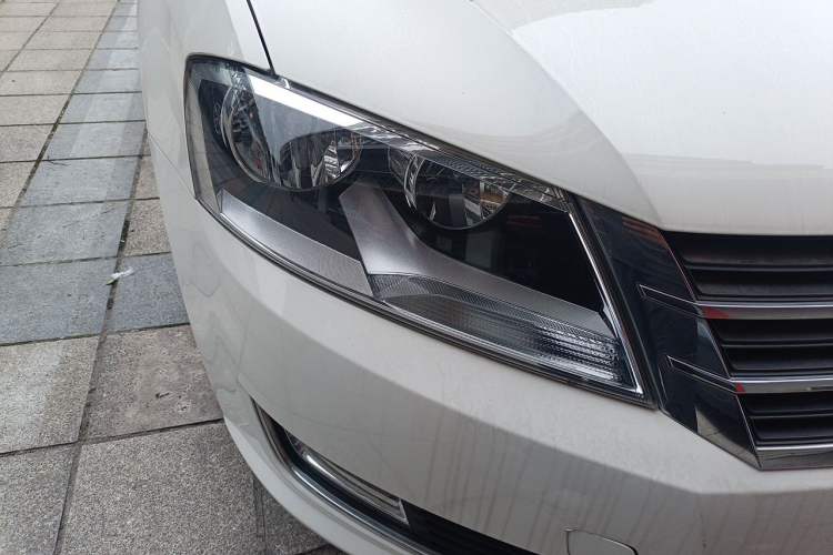 Used Volkswagen Gran Lavida 2013 1.6L Automatic Comfort Model Right Front Headlight