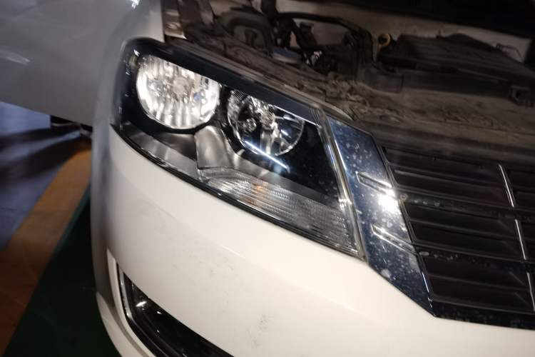 Used Volkswagen Gran Lavida 2013 1.4 TSI Manual Comfort Model Right Front Headlight